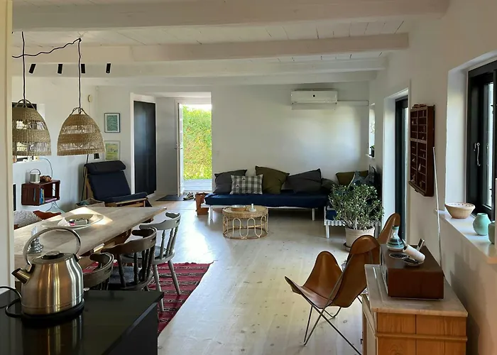 With View Of Dalby Bay بيت للعطل *