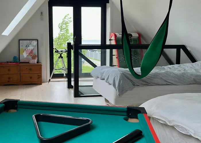 With View Of Dalby Bay بيت للعطل