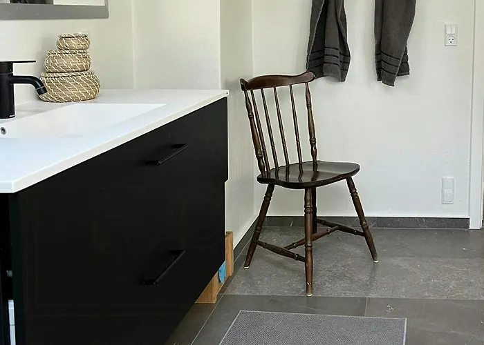 With View Of Dalby Bay بيت للعطل