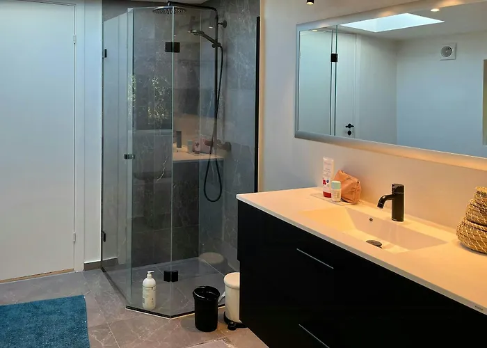 With View Of Dalby Bay بيت للعطل *