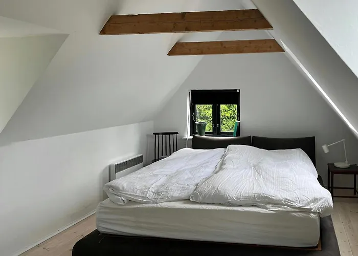 With View Of Dalby Bay بيت للعطل *