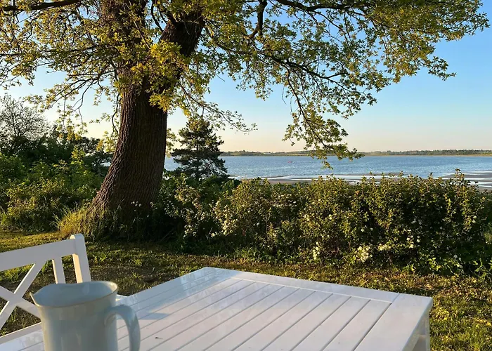 With View Of Dalby Bay بيت للعطل *